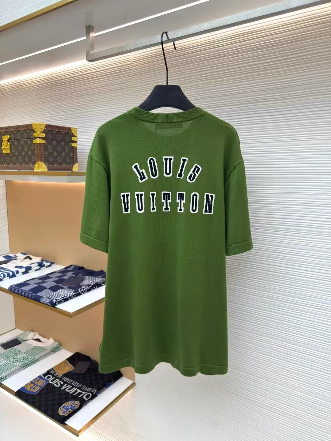 LOUIS VUITTON Golden Retriever Puppy Woolen Short Sleeves ●Authentic product: purchased and developed by 8706 ●Item number: 1680011-A65 ●Fabric: high-quality pure cotton ●Technology: Woolen ●Version: Fitted version ●Size: XS-S-M-L ●Description: It is made of high-quality pure cotton 14S fine knitted fabrics and wool hanging machines imported from Germany. The knitting threads are color-matched to the original garments, environmentally friendly fixed dyeing, and customized cotton yarns are introduced. The jacquard fabrics require fine yarn counts and extremely high requirements for raw cotton. The inlaid logo pattern on the chest and back is a pattern drawn by computer scanning. The pattern is exquisite and delicate. The jacquard is made of imported high-quality cotton yarn fabric with warp and weft interlaced to form a jacquard pattern structure. It is not only beautiful and elegant, but also has a certain artistic value. The overall wiring is straight and delicate. The fabric is comfortable and soft. The color is consistent and there is no color difference. The overall wiring is straight and delicate. It can be matched with the same style to create a fashionable look and control various occasions. Customized accessories, complete with three standards, same style for men and women!